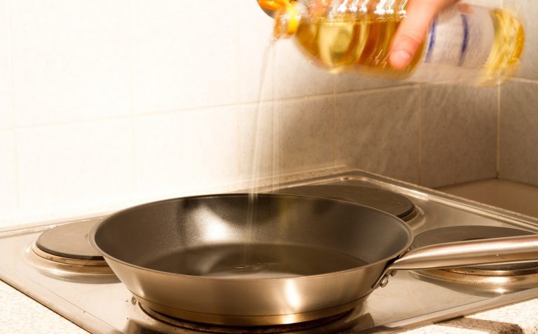 Bairro já coleta mais de 50 litros de óleo de cozinha usado; veja como aderir à campanha